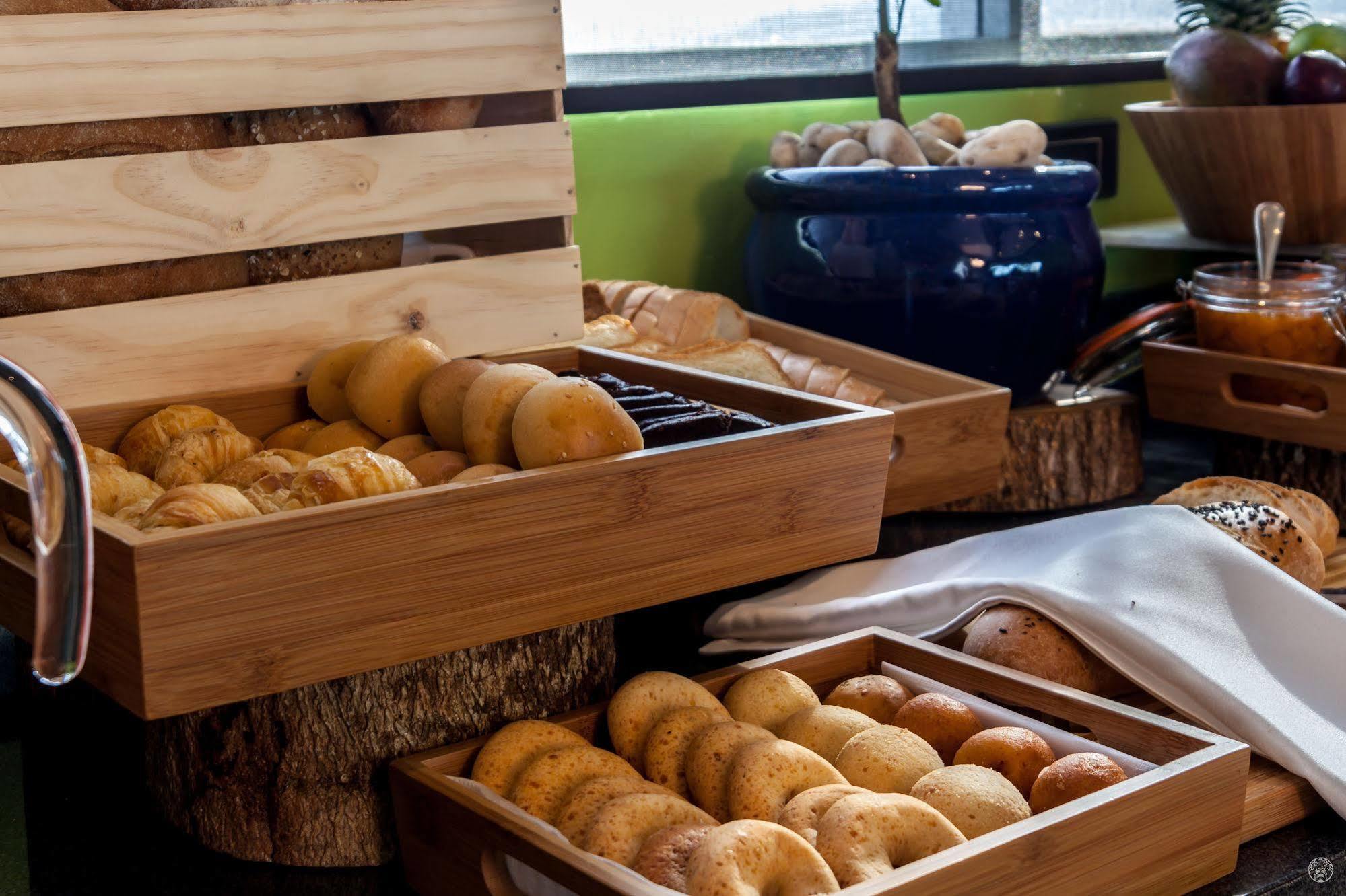 Ghl Collection Barranquilla Hotel Eksteriør billede Buns at a buffet