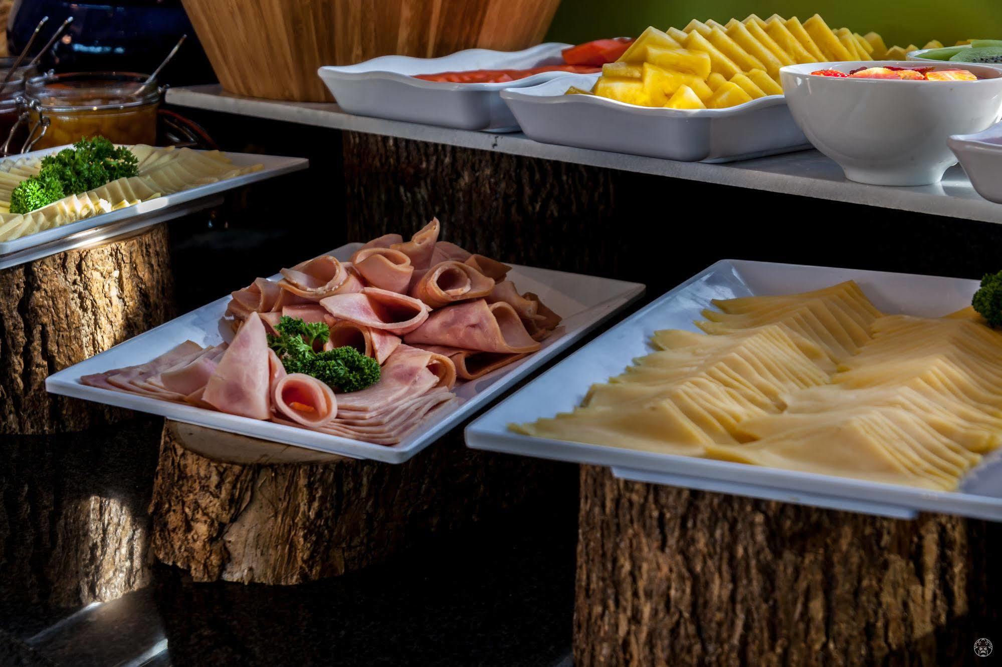 Ghl Collection Barranquilla Hotel Eksteriør billede A buffet with ham and cheese