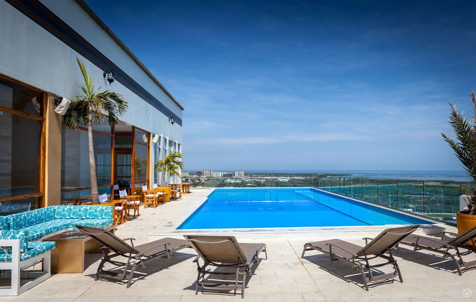 Ghl Collection Barranquilla Hotel Eksteriør billede Rooftop pool at the hotel